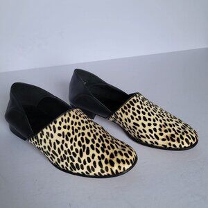 Clarks Women's Leopard Print Pure Tone Loafers Flat Shoes. Size 8.5M